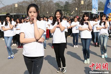 女子麦当劳内咆哮式辱骂一男孩